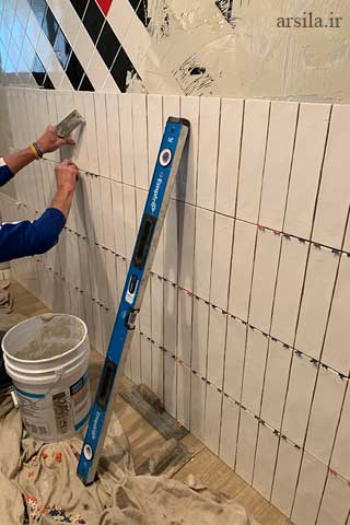 چسباندن کاشی روی کاشی دیوار