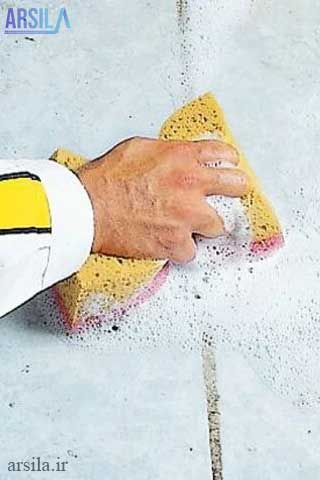 تمیز کردن سطح برای نصب کاشی روی کاشی